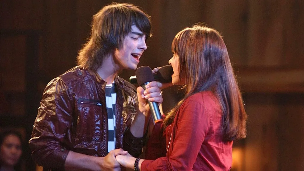Imagen de la publicación: Reencuentro de Demi Lovato y Joe Jonas cantando canciones de 'Camp Rock'
