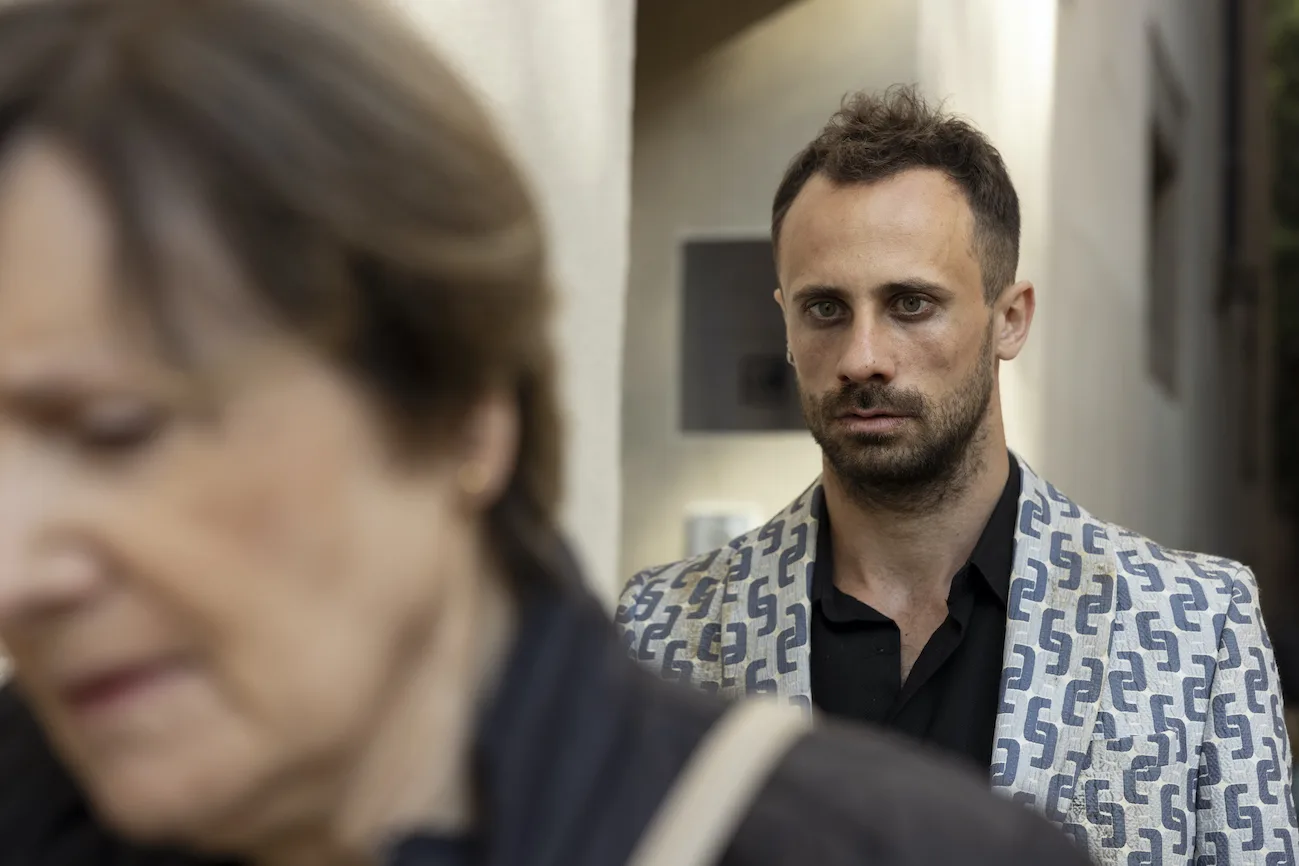 Imagen de la publicación: Disney+ preestrenará la nueva serie 'Yo, adicto' en el Festival de Cine de San Sebastián